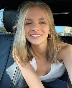 Short Haircut Framing Face, Short Blonde Hair With Layers And Curtain Bangs, Spring 2024 Haircuts, Blonde Short Hair With Layers, Honey Blonde Lob, Short Dark Blonde Hair, Hairstyle For Wedding Party, The Brothers Hawthorne, Brothers Hawthorne