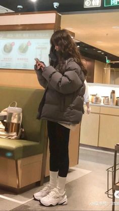 Korean Winter Outfits, Mode Ulzzang, Puffer Jacket Outfit, Japan Outfit, Winter Fashion Outfits Casual, Cold Outfits, Looks Party, Looks Chic