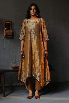 Buy Emerald Green Silk Embroidered Beads Round Pearl Embellished Cape With Skirt For Women by Anamika Khanna Online at Aza Fashions. Luxury Embroidered Tissue Silk Palazzo Set, Luxury Silk Straight Kurta Tunic, Luxury Raw Silk Formal Kurta, Luxury Tissue Silk Unstitched Suit For Festivals, Luxury Tissue Silk Straight Kurta Salwar Kameez, Luxury Tissue Silk Unstitched Suit For Party, Luxury Cotton Silk Traditional Wear For Spring, Luxury Traditional Tunic Kurta, Luxury Raw Silk Ceremonial Kurta