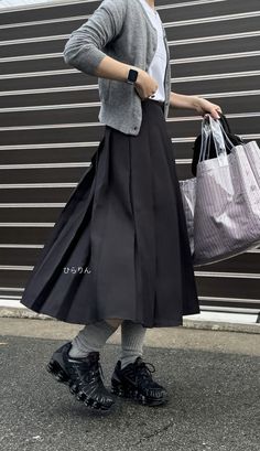 Long Grey Pleated Skirt Outfit, Grey Cardigan Outfit, Black Skirt, Japanese Fashion, Modest Outfits, Skirt Outfits, Fashion Killa, Look Cool