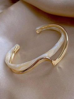 Woman Wearing Jewelry, Fashion Jewelry Bracelets, Jewelry Design Aesthetic, Gold Jewelry Fashion Ring, Gold Jewelry Inspiration, Fashion Rings Womens, Gold Bracelet Aesthetic, Shein Bracelet, Beautiful Jewelry Rings