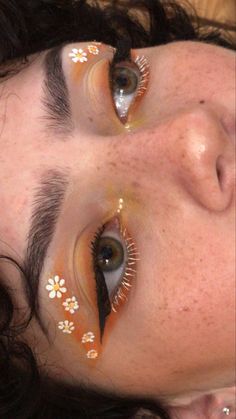 Aesthetic Make Up Ideas, Flower Look Makeup, Eye Makeup Creative Art, Halloween Flower Makeup, Cottage Core Make Up Look, Flower Eye Shadow, 70s Themed Makeup, Flowery Eye Makeup, Orange Flower Makeup