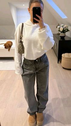 Outfit Inspo Black Baggy Jeans, Outfit Inspo Bodysuit, Autumn Clean Girl Outfits, Uk Uni Outfits, Clean Streetwear Women, Clean Girl Autumn Outfit, Autumn Outfits For School, Elegant Comfy Outfit, Stolkhome Girl Outfits