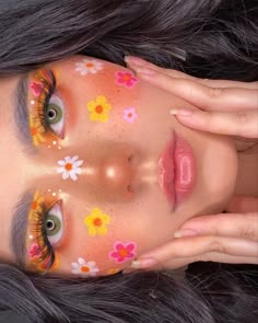 Flowers Eye Makeup, Face Painting Aesthetic Flowers, Hada Makeup, Face Art Makeup Paint Ideas, Face Painting Designs Creative, Makeup Primavera, Hippie Face Paint, Flower Eye Makeup, Flower Face Paint