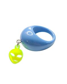 ** READY TO SHIP Our chunky rings are designed to bring style and comfort to your fingers! The Alien ring is a resin ring with an exclusive customization of an acrylic Alien pendant in neon color that reflects in black light. Combine the Alien ring with other rings from our collection! 📢 Price is for 1 ring. 👉 US size: 8 (18mm diameter approx.) Get in touch for any questions ✰Important note: The colors may vary slightly from what you see online and from your actual product.  Factors such as li Weird Rings, Alien Ring, 90s Jewelry, Resin Rings, Ring Heart, Chunky Ring, Chunky Rings, Resin Ring, Funky Jewelry