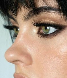 Makeup Hooded Eyes, Foundation Ideas, Maquillage On Fleek, Alyssa Edwards, Mekap Mata, Makeup Looks For Green Eyes, Smokey Eyeliner, Black Smokey, Cat Eyeliner