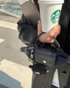 정아 (@___kim_0) • Instagram photos and videos Mini Bag Outfit, Longchamp Bag Outfit, What's In My Purse, Inside My Bag, Longchamp Bag