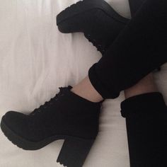 ριηтεяεsт: @вℓυεℓιтαηү Grunge Wishlist, Botas Grunge, Boots Grunge, All Black Outfits For Women, Grunge Shoes, Grunge Boots, Womens Black Booties, Black Everything, The Blonde Salad