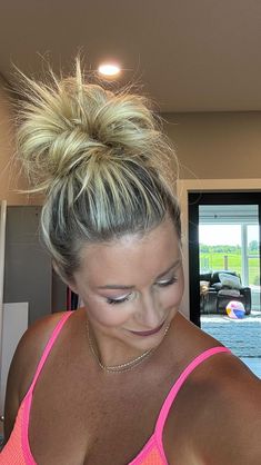 Diy Hair Toner, Messy Bun For Short Hair, Easy Messy Bun, Curly Bun Hairstyles, Medium Hair Styles For Women, Easy Hairdos, Lake Day, Short Hair Bun, Growing Out Short Hair Styles