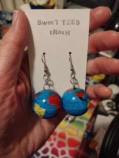 These are lightweight vintage metal world Globes made into earrings. Message if you have any questions. Globe Earrings, Sweet Tee, World Globes, World Globe, Vintage Metal, Jewelry Earrings Dangle, Etsy Earrings, Globe, Dangle Drop Earrings