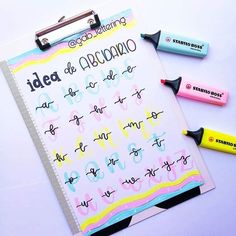 a clipboard with writing on it next to some markers and marker pens that read idea de arcanoo