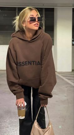 Pakaian Hipster, Outfit Essentials, Looks Pinterest, Brown Hoodie, Paris Mode, Looks Party, Sweatshirt Outfit, Hoodie Outfit, Mode Inspo