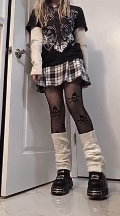 Cute Outfits Alternative, Black Grunge Fashion, Goth Grunge Fashion, Gurge Aesthetics Outfit, Back To School Alt Outfits, Cute Grunge Outfits Summer, Outfits With Legwarmers, Goth Alt Outfits, Grundy Outfits