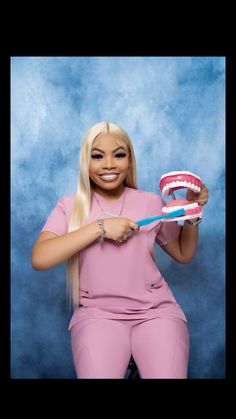 Dentist Senior Pictures, Dental Senior Pictures, Dental Photoshoot Ideas, Dentist Black Women, Rda Graduation Pictures, Dentists Aesthetic, Dental Assistant Photoshoot, Dental Photography Photo Ideas, Dental Hygiene Photo Shoot