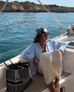 Cute Casual Vacation Outfits, Beach Outfit Linen Pants, Silk Headscarf Beach, Boat Beach Outfit, Greece Boat Outfit, Casual Chic Beach Outfit, Vacation Trip Outfits, Women Boating Outfit, Boat Looks For Women