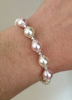 Swarovski Pearls Bracelet, Engravable Jewelry, Bracelet Pearl, Homemade Jewelry, Beaded Bracelets Diy, Bracelet Beaded, Engraved Jewelry, Bead Jewellery, Travel Jewelry