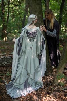 Silver gray elven  dress.  Made to order by DressArtMystery on Etsy https://www.etsy.com/listing/244283927/silver-gray-elven-dress-made-to-order Fantasy Elf Dress, Ren Faire Dress, Kostum Peri, Fantasy Wedding Dress, Moda Medieval, Fantasy Elf, Gaun Abad Pertengahan, Crimson Dress, Elf Dress