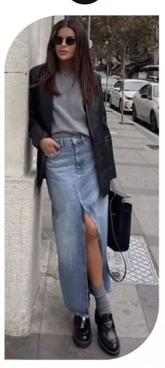 Cuffed Denim Skirts for a Polished Look Loafers And Midi Skirt, Outfit With Long Denim Skirt, Long Jean Skirt Outfits Fall 2024, Midi Jean Skirt Outfits Summer, Mid Jean Skirt Outfits, Mid Denim Skirt Outfit, Long Jean Skirt Outfits Winter, Denim Midi Skirt Outfit Summer, Black Denim Maxi Skirt Outfit