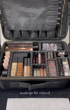 Makeup Artist Essentials, Mua Set Up, Mua Aesthetic, Cosmetology Kit, Mua Kit, Professional Makeup Artist Kit, Makeup Artist Career, Makeup Room Design