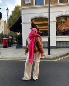 Pink Scarf Outfit, Chunky Scarf Outfit, Colorful Scarf Outfit, Colorful Winter Fashion, Colorful Style Outfits, Scarf Outfit Ideas, Colorful Winter Outfits, Outfits Colorful, Color Outfits