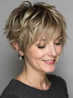 24 Inspiring Ideas for Short Shaggy Haircuts Hair Colors For Fall, Shaggy Layers, Short Textured Hair, Ladies Hairstyles, Short Shaggy Haircuts, Shaggy Short Hair, Haute Hair, Shaggy Haircuts, Haircut Pictures