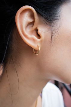 seree-gold-huggie-hoops Small Round Earrings, Small Ring Earrings, Gold Earrings Everyday, Minimalist Accessories Jewellery, Simple Gold Hoop Earrings, Small Earrings Gold, Wishlist Ideas, Simple Gold Earrings, 30 Birthday