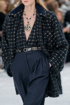 Blue Story, Gilded Glamour, Chanel 2020, Chanel 2019, Designer Lifestyle, Outfit Essentials, Moda Paris, Classy Casual, 가을 패션