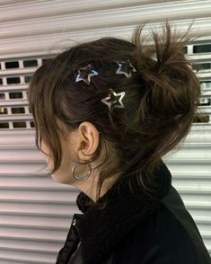 Star Accessories Hair, Cute Hairpin Hairstyles, Cute Hairpins Aesthetic, Star Barrette Hairstyles, Snap Clip Hairstyles, Hairstyles With Star Clips, Hairstyles With Small Clips, Hair Pin Hairstyles, Barettes Hairstyles