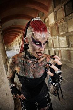 MARIA JOSE CRISTERNA Pierced Face, Pierced Girls, Rhino Piercing, Vampire Woman, Horrible Tattoos, Master Tattoo, Horror Halloween Costumes, Gothic Looks, Tattoo Convention