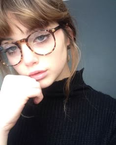 Bangs And Glasses, Glasses Outfit, Glasses Fashion, Beauty Inspiration, Hairstyles With Bangs, Pretty Face