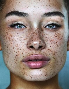 8 Makeup Looks That Make Freckles Look Amazing | Beauty High Cute Freckles, Natural Beauty Tips, 영감을 주는 캐릭터, 인물 사진, Too Faced, Beautiful Eyes