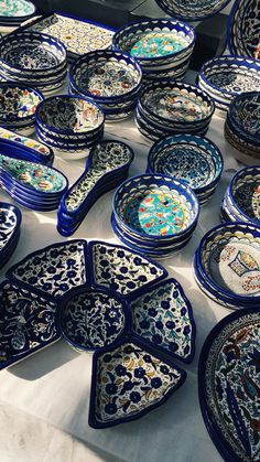 many blue and white plates are on display