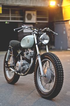 a motorcycle is parked in front of a building