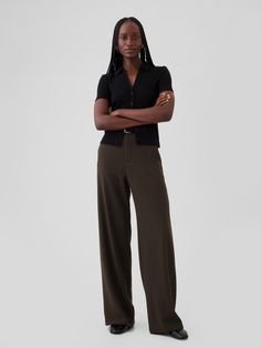 Soft, warm brushed twill trousers.  E-waist with concealed hook and bar closure, zip fly.  Front slant pockets, back welt pockets.  Fit: Classic.  An easy silhouette that fits close at the waist, and is relaxed through the hips and thigh.  Models wearing Gap Unisex Business Casual, Brown Plaid Trousers Outfit, Corporate Casual Women Office Wear, Gender Fluid Style, Casual Plaid Pants Outfit, Alt Buissnes Casual, Work Smart Casual Women, Smart Trousers Outfit Women, Brown Slacks Outfit