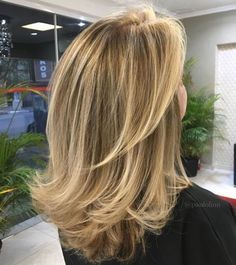 Hair Color Ideas For Blondes Wanting To Go Dark, Timeless Medium Length Haircut, Bob Haircut With Flipped Ends, Hair Cuts For Thinning Hair Medium, Medium Hair Styles For Women Over 50, Shoulder Length Hair For Women Over 50, 50 Year Old Hairstyles Medium, Middle Hair, Medium Blonde Hair