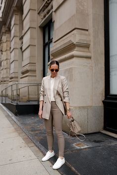 Casual Work Sneakers Outfit, Classy White Sneakers Outfit, Elegant With Sneakers, Office Sneakers Outfit Women, Office White Sneakers Outfit, Workwear Sneakers Women, White Sneaker Business Outfit, Formal Sneakers Outfit, White Sneakers Classy Outfit