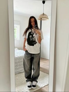 Streetwear Outfit Baggy, Streetwear Fashion Women Baggy, Streetwear Girls Outfit, Outfits Inspo Streetwear, Women’s Outfit Inspo Streetwear, Outfit Tee Shirt Oversize, Back To School Streetwear Outfits, T Shirts Streetwear, Streetwear Women Aesthetic