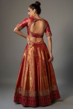 Kurti Lehenga Designs Latest, Tissue Lehenga Designs Latest, Western Lehenga Designs Latest, Gold Saree With Maroon Blouse, Tissue Dresses Indian, Shadi Outfits Indian Weddings, Heavy Bridal Dupatta Designs, New Choli Design, Latest Lehenga Design 2024