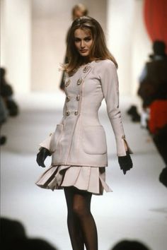 90s Bombshell, Wanda Maximoff Aesthetic, Chanel 90s, 90s Chanel, 90s Runway