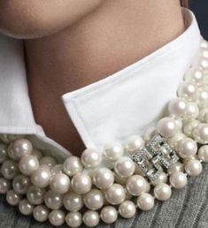 Pearl Necklace Outfit, Necklace Outfit, Wear Pearls, Solitaire Necklaces, Chanel Vintage, Preppy Outfit, Necklace Fashion, A Necklace, Tahiti