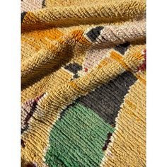 an image of a colorful rug with many colors and patterns on the surface, as well as