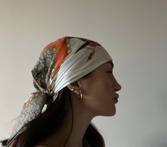 Fashionable Head Scarves, Handkerchief Hairstyles, Neck Bandana Outfit, Headscarf Short Hair, Head Scarf Hairstyles, Head Scarf Ideas, Headscarf Hairstyles, Headscarf Outfit, Headscarf Styles