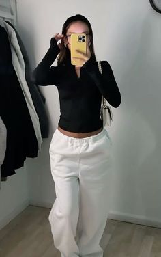 ˚୨୧⋆ @bella2angel Movies Theater Outfit, Dark Grey Top Outfit, Movie Theater Outfit Comfy, Chill Work Outfit, Cool Sweatpants, Sweatpants Outfit Ideas, Mode Ulzzang, Sweatpants Outfits, Cozy Sweatpants