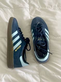 Navy adidas spezial #adidas #adidasspezial #spezial #navy #trendy #everydayshoe #cleangirlaesthetic #citygirl Pretty Shoes Sneakers, Shoe Wishlist, Adidas Shoes Women, Adidas Spezial, School Looks, Shoe Inspo, Aesthetic Shoes