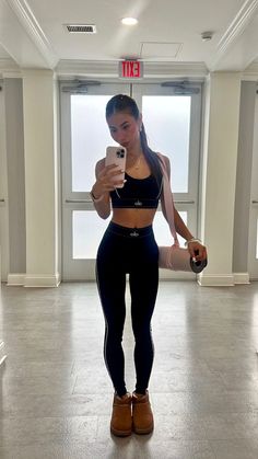 Outfits To Workout, Alo Active Wear, Alo Set Aesthetic, Alo Workout Clothes, Alo Yoga Hat, Alo Outfit Aesthetic, Alo Set Outfit, Alo Gym Outfit, Alo Hat Outfits