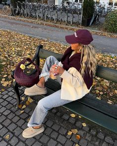 Cute November Outfits, Copenhagen Aesthetic Outfits, Maroon Hat Outfit, Pumpkin Spice Aesthetic, Nyc Poses, Spice Aesthetic, Oversized Knit Sweaters, Burgundy Accessories, Maroon Hat