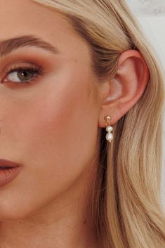 Julia Pearl Drop Earrings Gold Simple Bridal Earrings, Gold Bridesmaid Earrings, Wedding Earrings Bride, Pearl Drop Earrings Wedding, Bridesmaid Hair Inspo, Pearl Gold Earrings, Pearl Wedding Earrings, Pearl Look, Pearl Drop Earrings Bridal