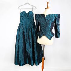 Vintage 70s 80s Peacock Green Teal Strapless Ball Gown With Jacket Size Xxs/Xs Sweetheart Neckline Beautiful Iridescent Teal Green Classic Ballgown Approximate Measurements Laying Flat 14.5" Bust 13.5" Waist Strapless Ball Gown, Gown With Jacket, Peacock Green, Teal Green, Ball Gown, Sweetheart Neckline, Vintage 70s, Vintage Dresses, Ball Gowns