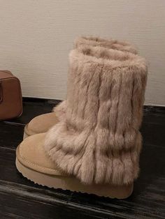 Lasaky - Stylish Womens Winter Boots with Round Toe, Faux Fur, and Leather Cuff Detail for Optimal Warmth and Comfort Cute Uggs Boots, Fur Boot Outfits, Cute Winter Boots For Women, Winter Shoes Aesthetic, Women Uggs, Cute Winter Shoes, Trendy Winter Boots, Cute Winter Boots, Womens Winter Boots