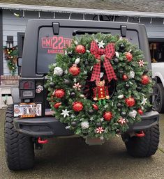 a christmas wreath on the back of a truck